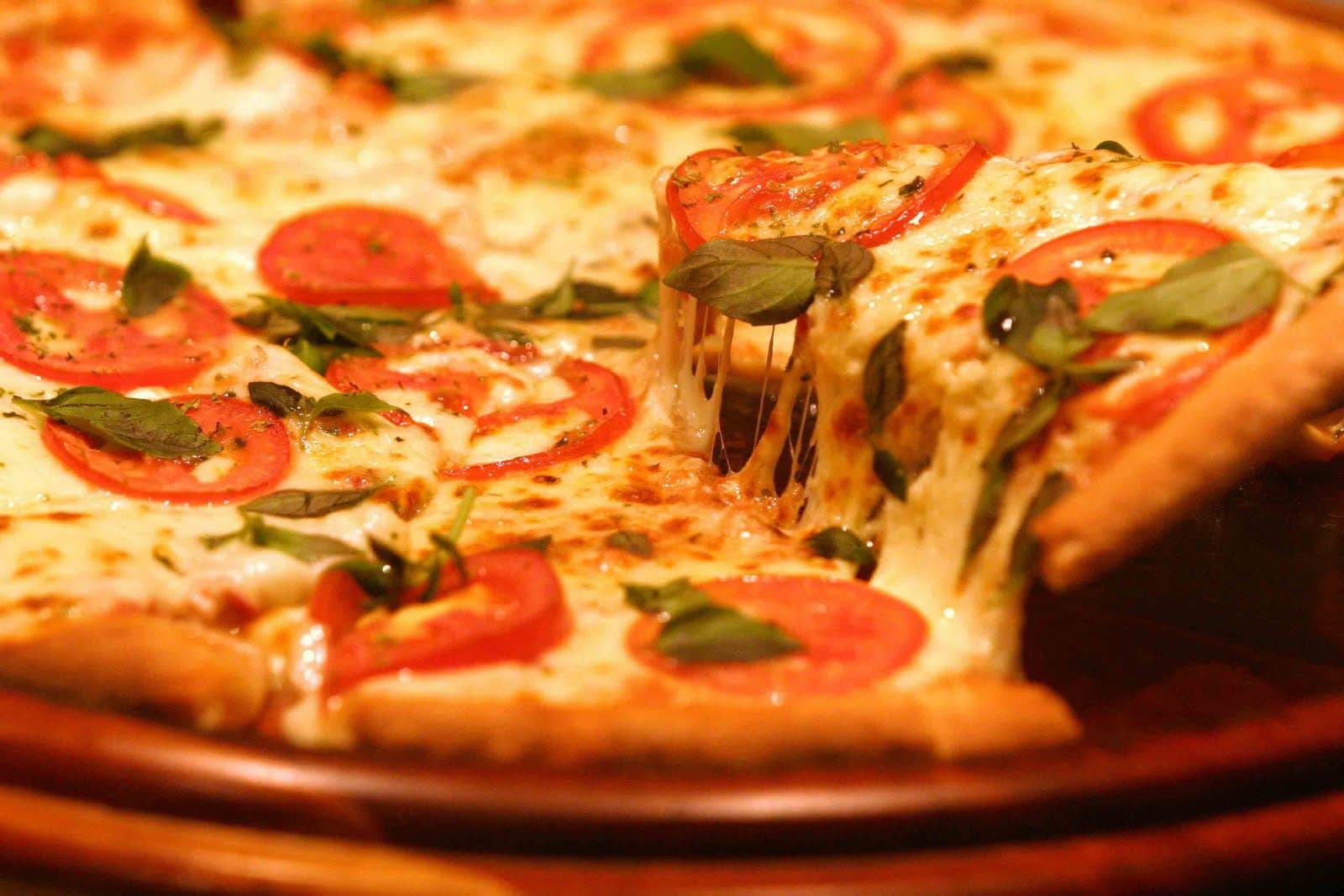 Pizza da Popidi com queijo derretido
